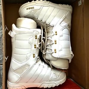 ThirtyTwo winter 2013/2014 woman’s snowboarding boots